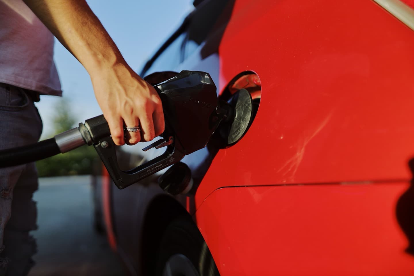 Brent sale a 90 dollari, Iran pone condizioni per riapertura Hormuz